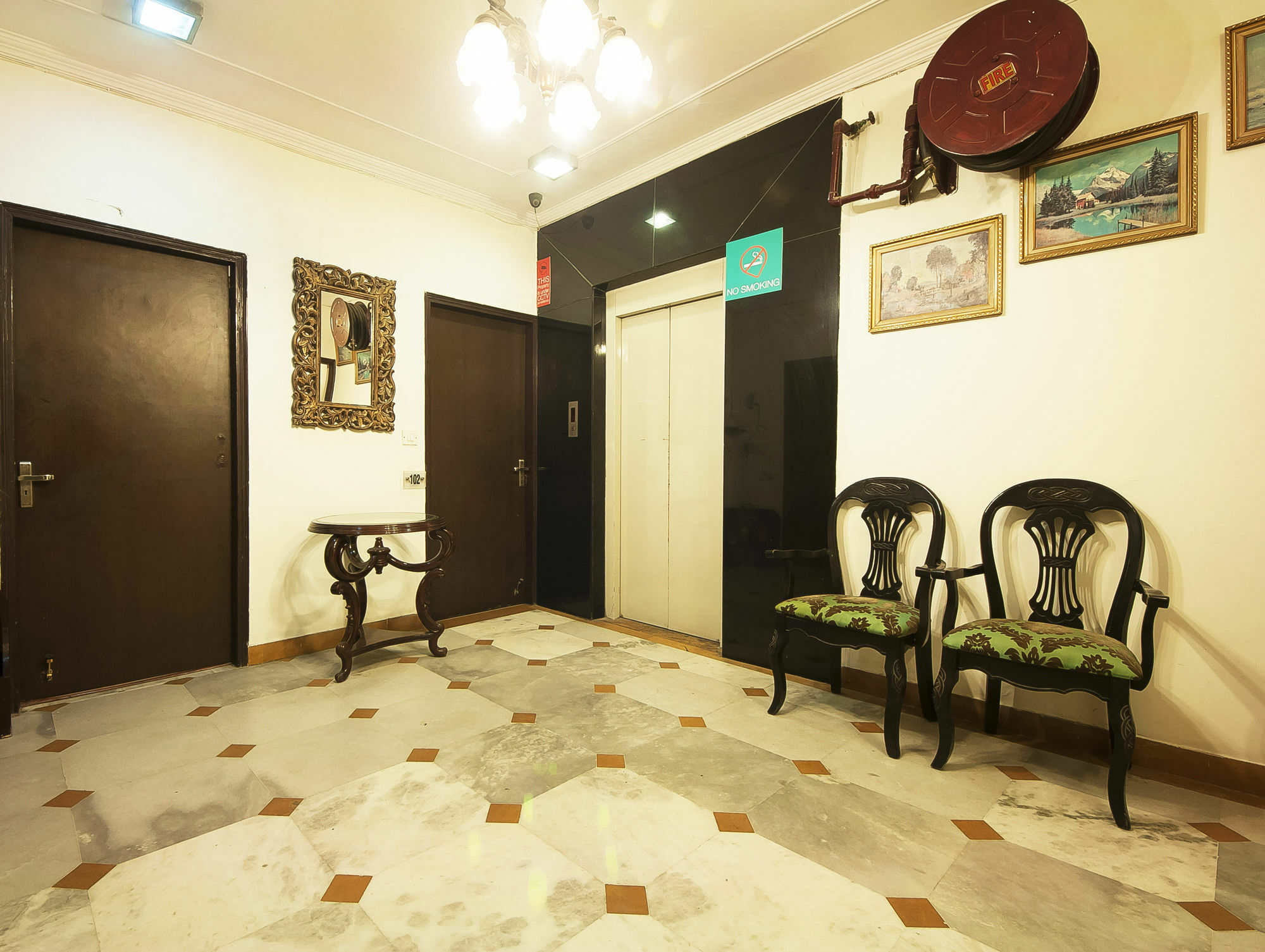 新德里 戈尔登利弗旅馆酒店 外观 照片